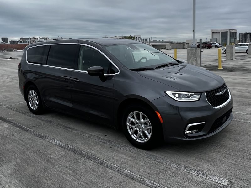 2023 Chrysler Pacifica — photo 1
